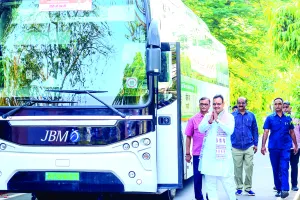 मुख्यमंत्री ने ईवी बस में किया सफर, ग्रीन मोबिलिटी का दिया संदेश