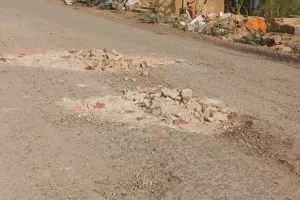 गड्डों में तब्दील स्टेट हाइवे, हादसों के डर से सहमे राहगीर