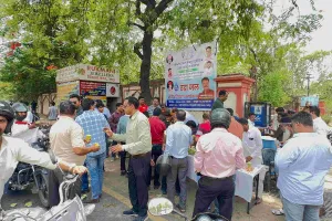 वंदे गंगाजल संरक्षण अभियान के तहत जलदाय कर्मचारियों ने बांटा शर्बत, जल बचाने का दिया संदेश