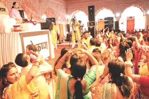 कथा के दौरान श्रद्धालुओं को हुई भारी परेशानी, अव्यवस्थाओं के चलते बेहाल