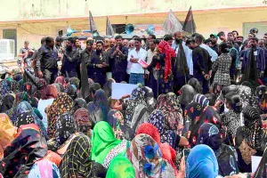 काले कपड़े पहन सफाईकर्मियों का अनूठा विरोध, मांगें पूरी होने तक आंदोलन जारी रखने का ऐलान 