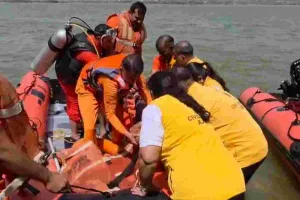 जिला प्रशासन ने वरुण सागर झील में की मॉकड्रिल : बाढ़ में फंसे 20 लोगों को बचाया, मानसून से पहले टीम ने की प्रैक्टिस
