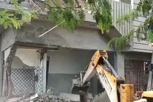 ऑपरेशन क्रिमिनल डस्टिंग : देह व्यापार से जुड़े दो अवैध मकानों पर चला बुलडोजर, एक करोड़ से अधिक की संपत्ति ध्वस्त 
