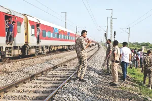 आग की अफवाह के बाद ट्रेन से कूदे यात्री, दूसरी ट्रेन की चपेट में आकर 4 की मौत
