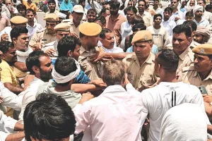 तेज रफ्तार ट्रेलर ने बाइक सवार चाचा और भतीजी को कुचला : चाचा का शव सड़क पर बिखरा, ग्रामीणों और पुलिस में तकरार