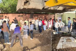 असर खबर का : प्रशासन ने की त्वरित कार्रवाई, धरोहर सुरक्षित निकाली