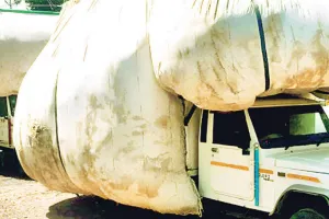 जरा संभल कर...सड़कों पर दौड़ रहे ओवरलोड यमदूत