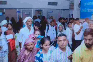 एसएमएस अस्पताल की बदहाल व्यवस्था, भीषण गर्मी में बाहर रात गुजारने को मजबूर मरीजों के परिजन