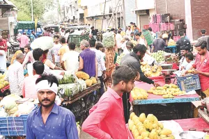 अतिक्रमण की भरमार, जाम फल-सब्जी कारोबार