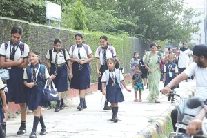 खुल गए स्कूल, अनमने मन से विद्यार्थी गए पढ़ने