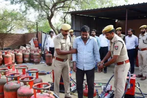 पुलिस की कार्रवाई : अवैध गैस रिफिलिंग और कालाबाजारी करने वाला गिरफ्तार, 13 गैस सिलेंडर जब्त