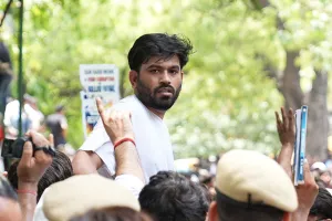 कॉकरोच जनता पार्टी परेशान लोगों की आवाज : भाजपा ने जनता को हिंदू-मुस्लिम में उलझाया, दिपके बोले- इस्तीफा दे धर्मेंद्र प्रधान
