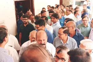 निजी अस्पताल पर रोगी के उपचार में लापरवाही : परिजनों का हंगामा, चिकित्सकों समेत स्टाफ को पीटा