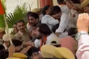 सिंडीकेट बैठक से पहले राजस्थान यूनिवर्सिटी में ABVP का प्रदर्शन, तीन छात्र हिरासत में