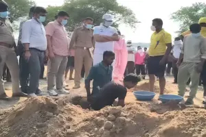 बलौदाबाजार: 8 ग्रामीणों की मौत मामले की जांच तेज, कब्र से शव निकालकर फॉरेंसिक जांच के लिए भेजा 