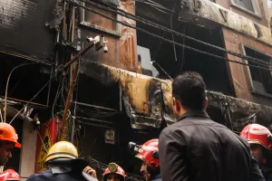 दिल्ली के तुगलकाबाद एक्सटेंशन की इमारत में लगी भीषण आग: 3 लोगों की मौत, 2 की हालत गंभीर