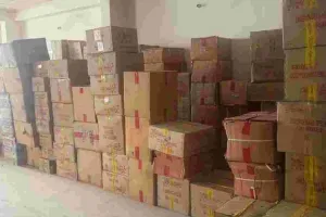 अवैध पटाखा गोदाम पर छापेमारी : 573 कार्टन पटाखे जब्त ; बिना लाइसेंस संचालित गोदाम सीज, संचालक फरार