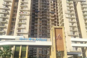ग्रेटर नोएडा पश्चिम में भीषण हादसा, सोसाइटी में प्लास्टर गिरने से बाइक सवार व्यक्ति की मौत 