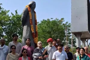 42 वर्षों से संस्कृति की पहचान बनी गुरुदेव की प्रतिमा, स्थापना दिवस पर मूर्तिकार डॉ. सुमहेन्द्र को भावभीनी श्रद्धांजलि