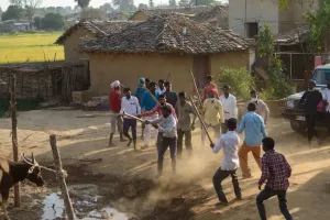 जरा सी बात पर हिंसक विवाद: भैंस यहां नहीं बंधेंगी, और हो गया खून ख़राबा!