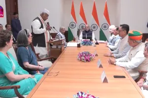 कर्नाटक से पुनर्निर्वाचित मल्लिकार्जुन खरगे ने राज्यसभा में ली शपथ, बोले- मानसून सत्र में सरकार को जवाबदेह बनाएगा विपक्ष, निर्वाचित आठ सदस्यों को राधाकृष्णन ने दिलायी शपथ