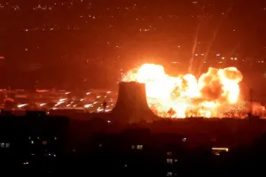 मिडिल ईस्ट में बढ़ा युद्ध का खतरा: अमेरिका पर ईरान का बड़ा पलटवार, कुवैत और बहरीन में मिसाइल-ड्रोन हमला