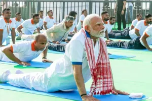 कोलकाता में 12वां अंतरराष्ट्रीय योग दिवस: पीएम मोदी ने दिया 'हेल्दी एजिंग' का संदेश, बोले- योग शांत-तनाव मुक्त जीवन जीने में सहायक