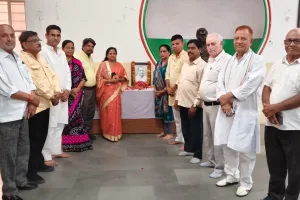 श्रद्धांजलि सभा: पीसीसी मुख्यालय में पूर्व प्रधानमंत्री पीवी नरसिम्हा राव की जयंती पर पुष्प अर्पित