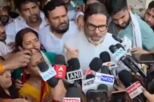 बांकीपुर विधानसभा उपचुनाव: प्रचार के लिए सड़क पर उतरे प्रशांत किशोर, अभिषेक के भाजपा उम्मीदवार होने से दिलचस्प हुआ मुकाबला