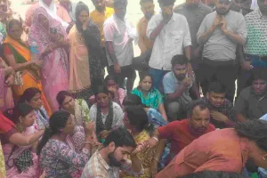नाबालिग बच्ची की संदिग्ध हालात में मौत : अपार्टमेंट में मिली लाश, धरने पर बैठे परिजन
