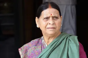राबड़ी देवी ने लौटाई अपनी सरकारी सुरक्षा : विरोध में दिया प्रतिरोध, ढाल बनने के लिए आवास पर लगा कार्यकर्ताओं का तांता