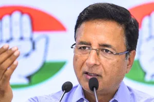 कच्चे तेल की कीमतें घटीं, फिर भी पेट्रोल-डीजल सस्ता क्यों नहीं? सुरजेवाला ने केंद्र सरकार पर साधा निशाना, उठाए तीखे सवाल