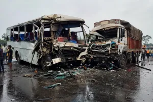 औरंगाबाद में भीषण सड़क हादसा: बस और ट्रक की टक्कर में 3 लोगों की मौत, 20 अन्य घायल