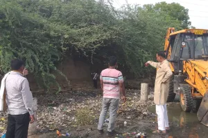 खबर का असर : नगर पालिका ने शुरू किया नदी की सफाई का अभियान