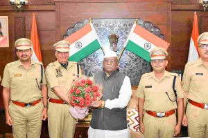भारतीय पुलिस सेवा में पदोन्नत अधिकारियों ने राज्यपाल से की शिष्टाचार भेंट, दी बधाई और शुभकामनाएं