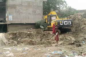 नाला निर्माण में लापरवाही, नई छत पर पड़ी दरारें