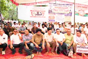 परिवहन निरीक्षकों का आंदोलन तेज : शहीद स्मारक पर धरना, आरटीओ-डीटीओ ने भी जताया समर्थन