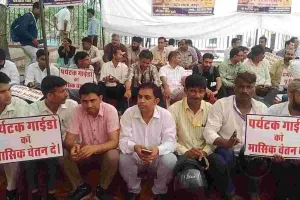 पर्यटक गाइडों का शहीद स्मारक पर धरना : सामाजिक सुरक्षा, बीमा, पेंशन और आर्थिक सहायता की उठाई मांग