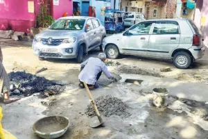 असर खबर का : टूटी नालियों व खुले चैंबरों की मरम्मत का काम शुरू