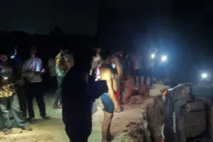 निर्माणाधीन पुल से 30 फीट नीचे गिरी कार : 4 युवक गंभीर घायल, लोगों ने चारों युवकों को निकाला बाहर