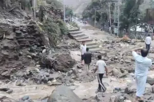 कश्मीर में बादल फटने से बाढ़ : मिट्टी खिसकने से इलाके में भारी तबाही, मलबे में दबे कई घर