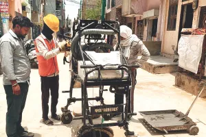 रोबोट उतरा सीवर में, मिनटों में खुला जाम