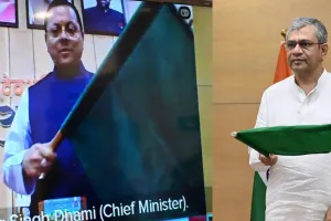 अश्विनी वैष्णव ने देहरादून एक्सप्रेस को दिखाई हरी झंडी : लोग लंबे समय से कर रहे थे मांग, कहा- सेतु का काम करेगी ट्रेन