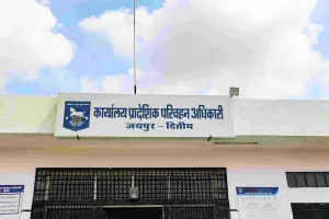 बगैर परिवहन निरीक्षक फील्ड में पहुंची आरटीओ गाड़ी, ट्रक से टक्कर में बोलेरो क्षतिग्रस्त