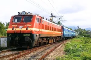 भारी बारिश और भूस्खलन के कारण कई ट्रेनों के मार्गों में बदलाव