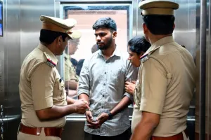 मुंबई में लिफ्ट में शर्मनाक हरकत : नाबालिग को घूरकर करने लगा अश्लील हरकत, शोर करने पर भागा आरोपी
