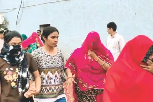 देह व्यापार के अड्डे पर पुलिस का छापा : 15 पुरुष और 7 महिलाएं गिरफ्तार, बोगस ग्राहक बनकर पहुंची