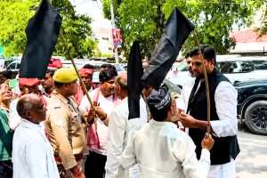 प्रयागराज में अखिलेश यादव की गिरफ्तारी के खिलाफ सपा का प्रदर्शन, सुरक्षा के बीच शांतिपूर्ण धरना जारी