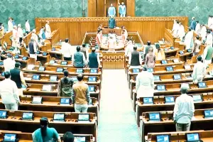 पेपर लीक मुद्दे पर लोकसभा में हंगामा : धर्मेंद्र प्रधान के इस्तीफे की मांग पर विपक्ष ने लगाए नारे, कार्यवाही दिनभर के लिए स्थगित