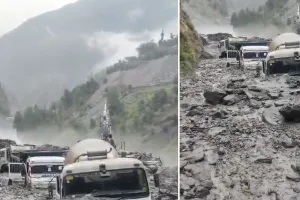 कश्मीर में अचानक बाढ़ : भूस्खलन से मलबे में दबी गाड़ियां, आवाजाही सामान्य करने के लिए काम पर लगे बचाव दल